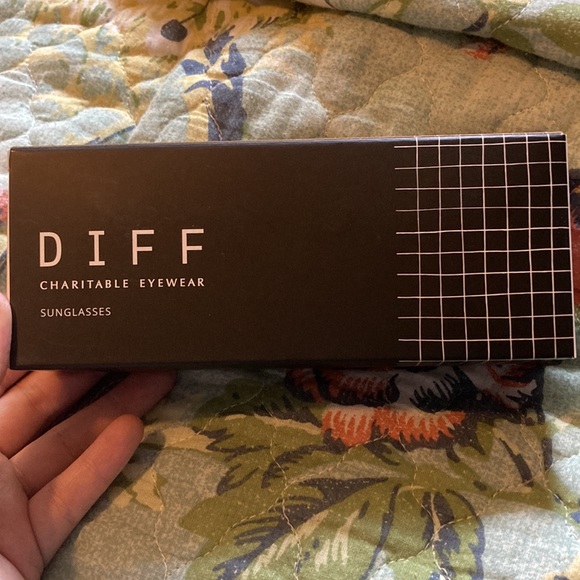 DIFF Kaia Sunglasses - Picture 7 of 7